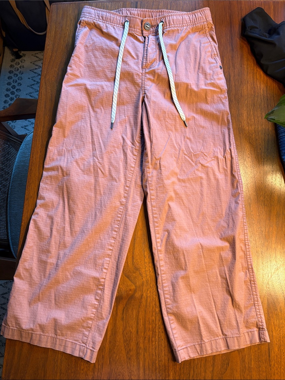 Vuori Women’s Cropped Drawstring Pants in Dusty Rose